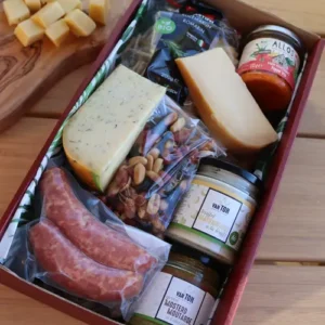 De Borreldoos inhoud met twee kaassoorten, worst, mosterd en nootjes