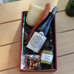 De Klassieker pakket inhoud met wijn, kaas, worst en nootjes
