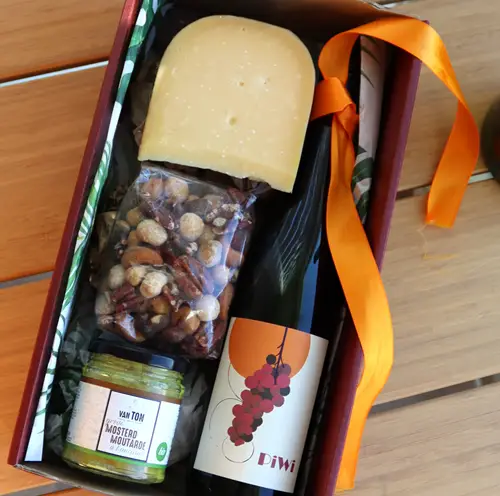 echt-hollands-kaaspakket-relatiegeschenk-3 Echt Hollands Hollands relatiegeschenk met Nederlandse wijn, kaas en mosterd