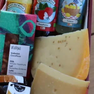 Fris en Fruitig relatiegeschenk inhoud met biologische Naturfrisk flesjes en ambachtelijke kaas