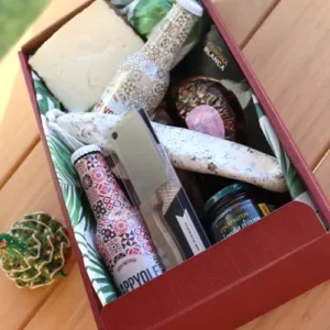 Spaans relatiegeschenk inhoud: 2 flesjes Sangria, stukje Manchego kaas, vijgenbrood, fuet worst en olijven.